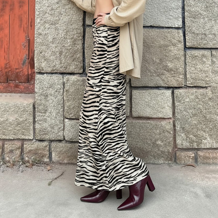 Damern asymmetrisk kjol med volangdetaljer och blomsterdesign Mirla-Eva Jonsson