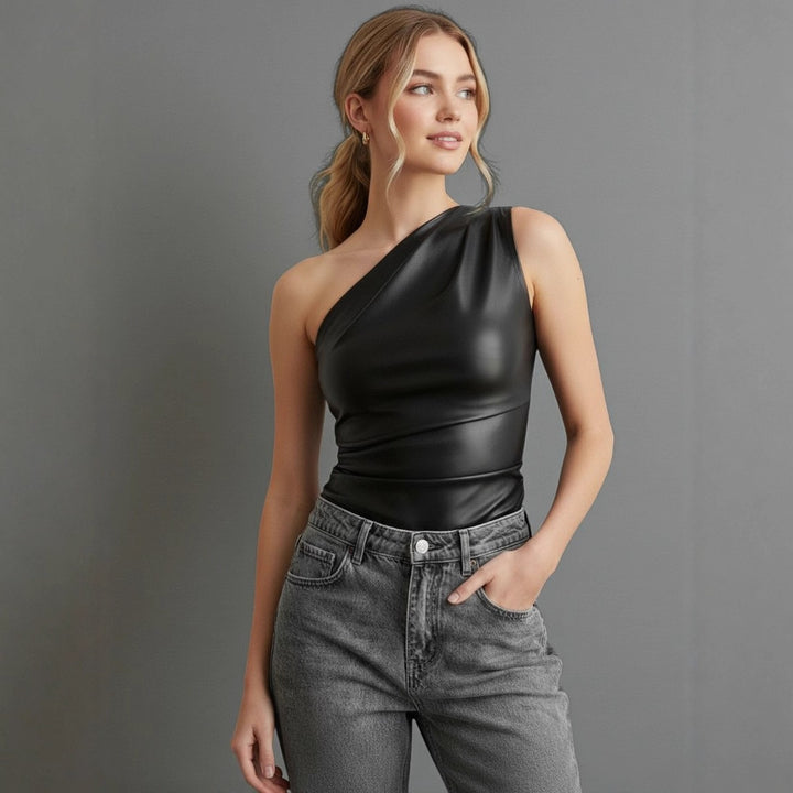 Damern asymmetrisk topp med innovativ design av draperingar Mirla-Eva Jonsson