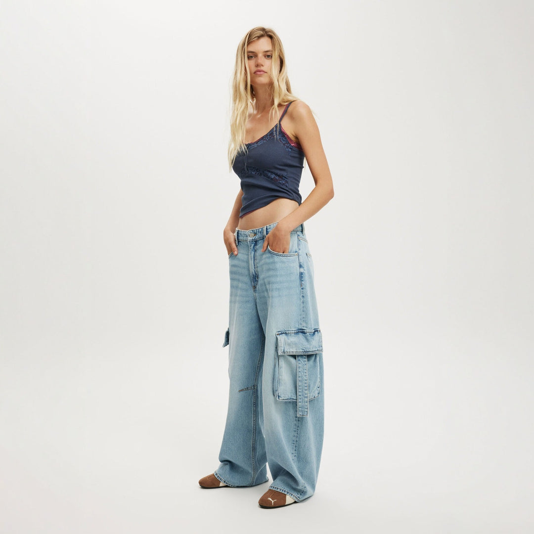 Damern avslappnade cargo-jeans i löst snitt med praktiska fickor Mirla-Eva Jonsson