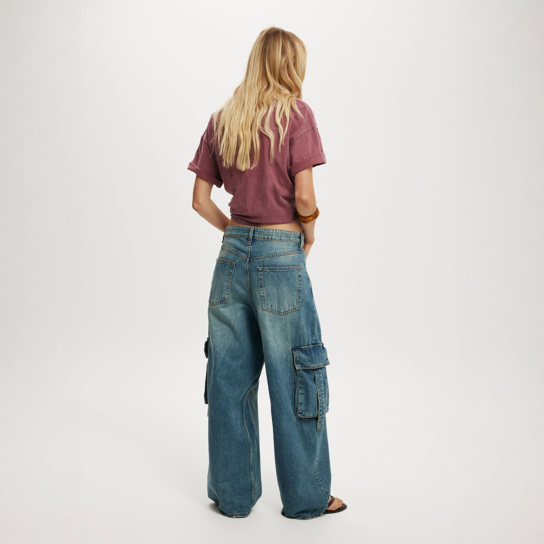 Damern avslappnade cargo-jeans i löst snitt med praktiska fickor Mirla-Eva Jonsson