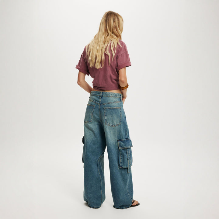 Damern avslappnade cargo-jeans i löst snitt med praktiska fickor Mirla-Eva Jonsson