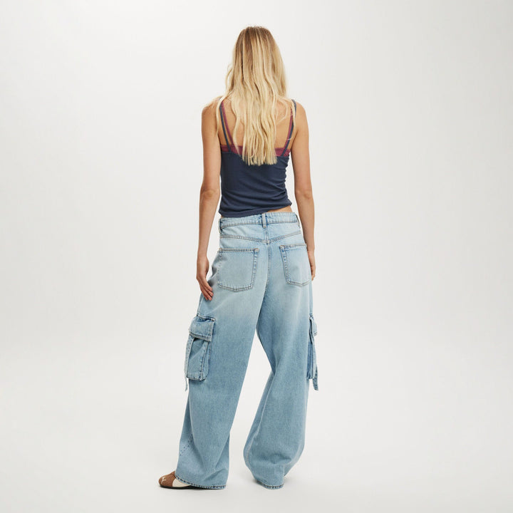 Damern avslappnade cargo-jeans i löst snitt med praktiska fickor Mirla-Eva Jonsson