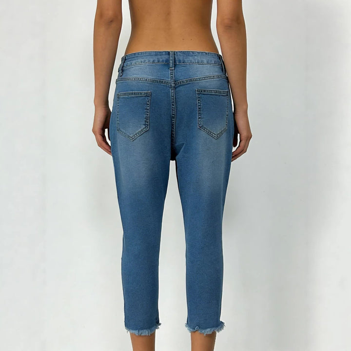Damern avslappnade högmidjade jeans med fransad fåll och trendig klippning Mirla-Eva Jonsson