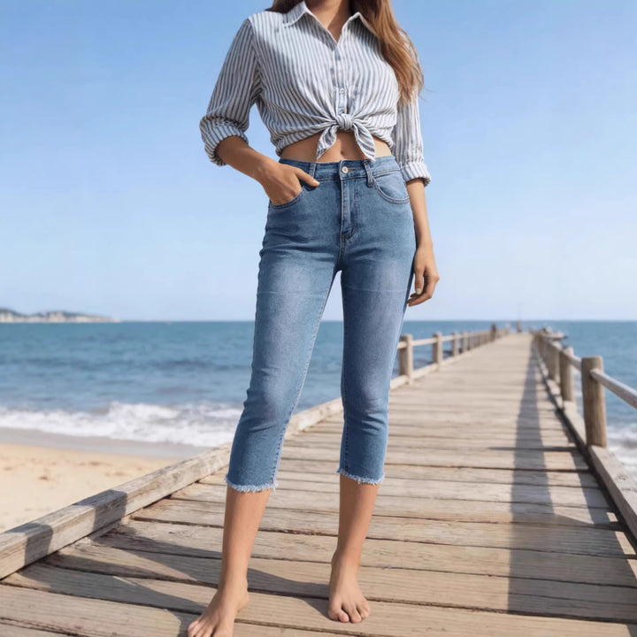 Damern avslappnade högmidjade jeans med fransad fåll och trendig klippning Mirla-Eva Jonsson