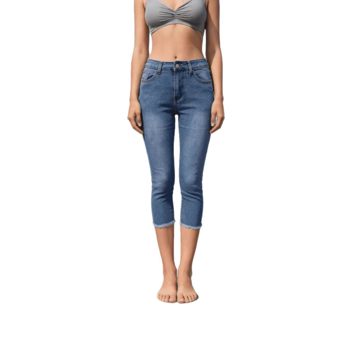 Damern avslappnade högmidjade jeans med fransad fåll och trendig klippning Mirla-Eva Jonsson