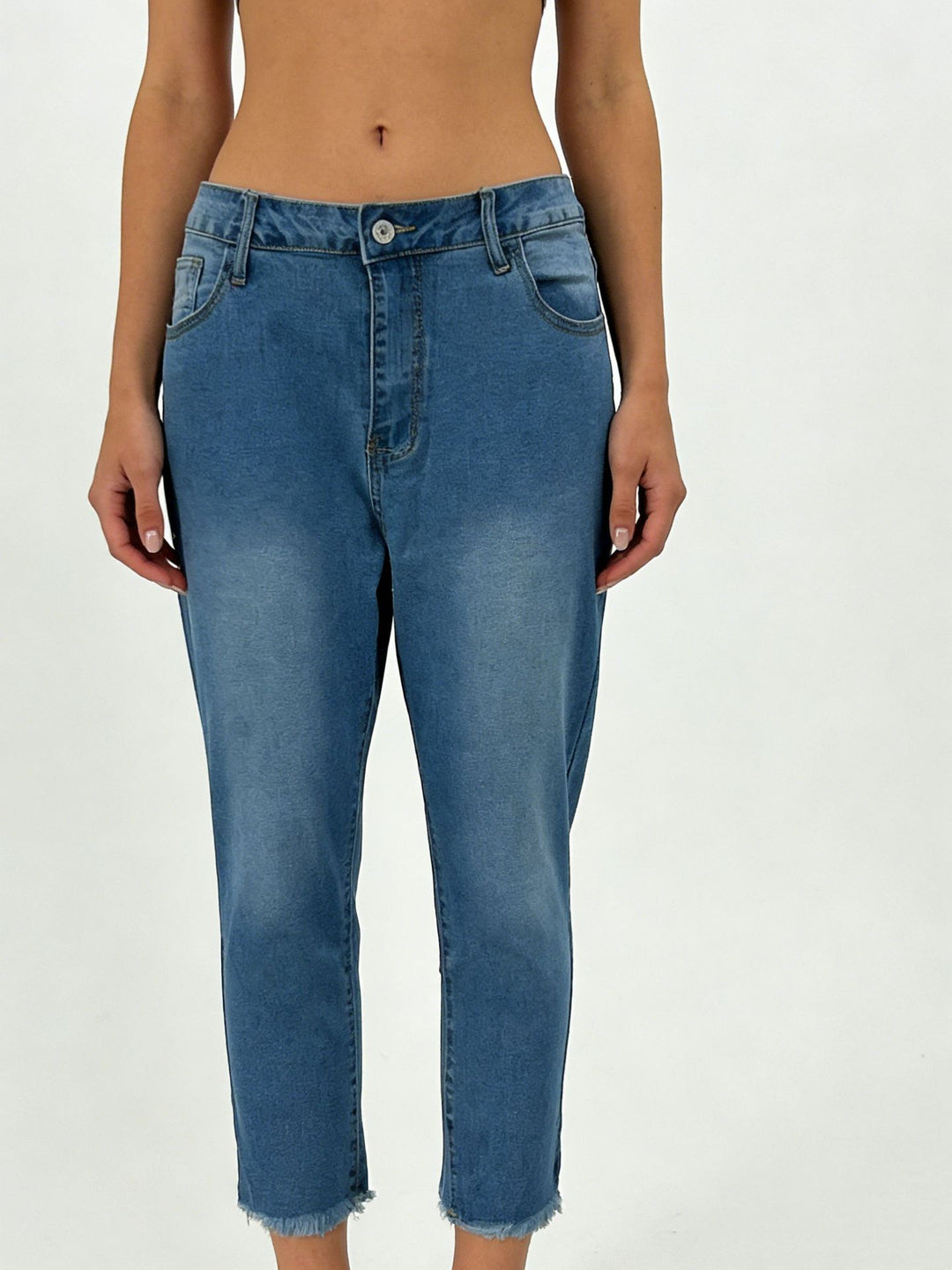 Damern avslappnade högmidjade jeans med fransad fåll och trendig klippning Mirla-Eva Jonsson