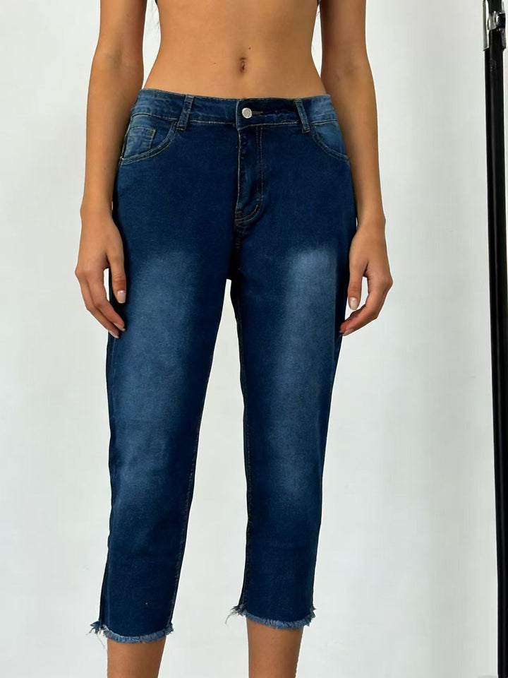 Damern avslappnade högmidjade jeans med fransad fåll och trendig klippning Mirla-Eva Jonsson