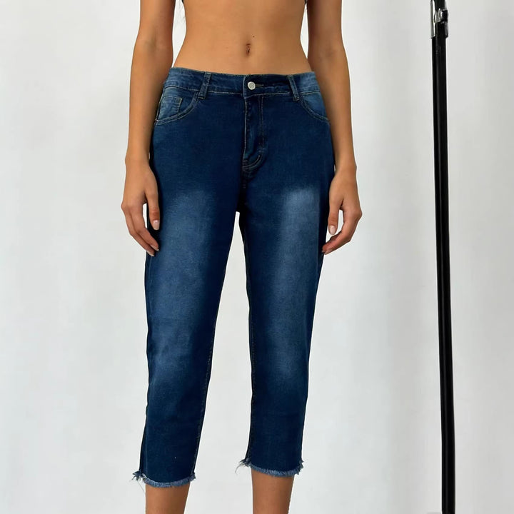 Damern avslappnade högmidjade jeans med fransad fåll och trendig klippning Mirla-Eva Jonsson