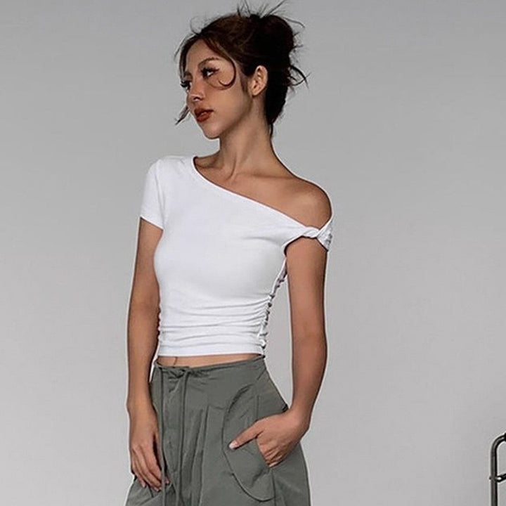 Damern axelbandslös crop-top med rynkor och stiliga knutar Mirla-Eva Jonsson