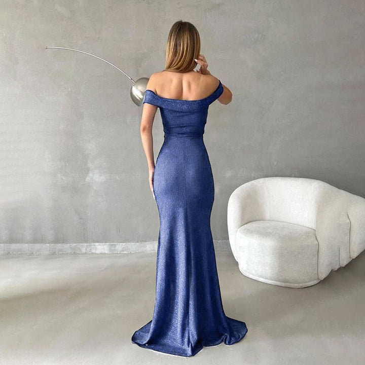 Damern axelbandslös maxiklänning med elegant slit och glittrande tyg Mirla-Eva Jonsson