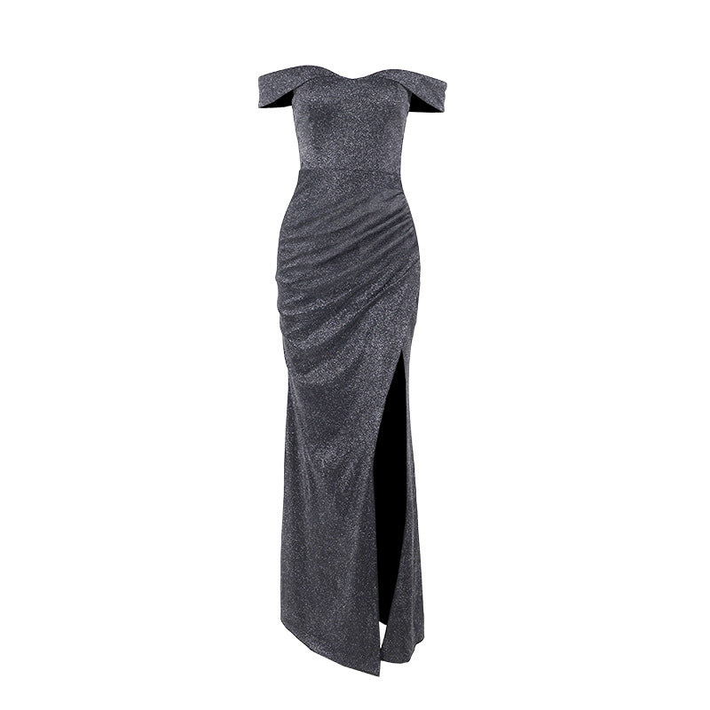Damern axelbandslös maxiklänning med elegant slit och glittrande tyg Mirla-Eva Jonsson