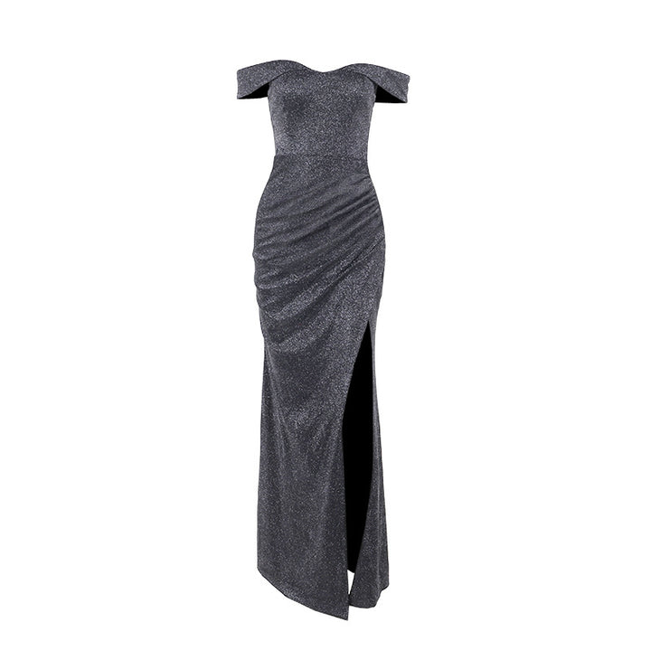 Damern axelbandslös maxiklänning med elegant slit och glittrande tyg Mirla-Eva Jonsson