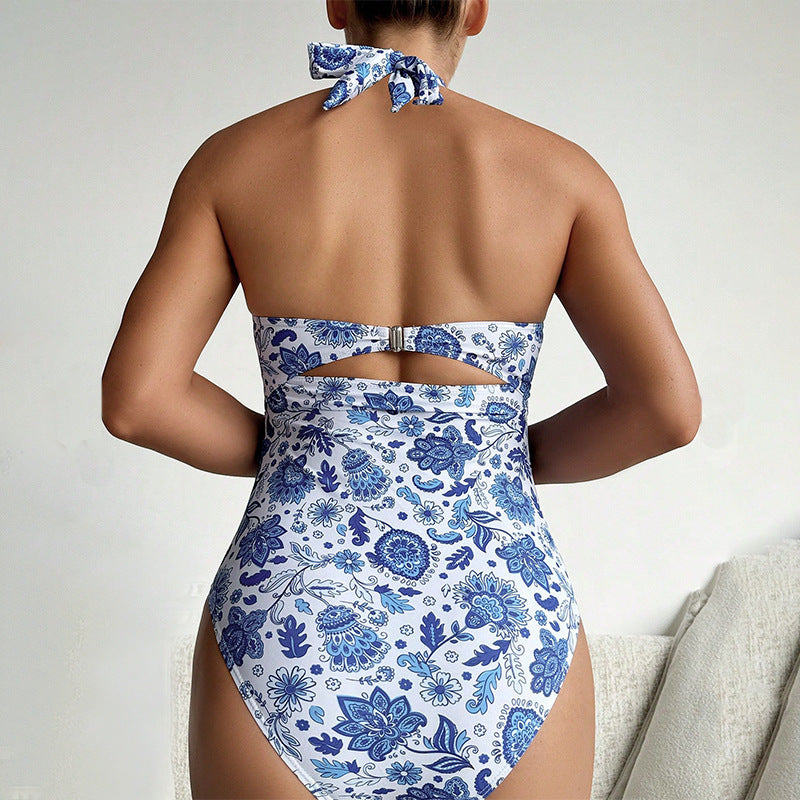 Damern baddräkt med sofistikerade cut-outs och moderiktig halterdesign Mirla-Eva Jonsson