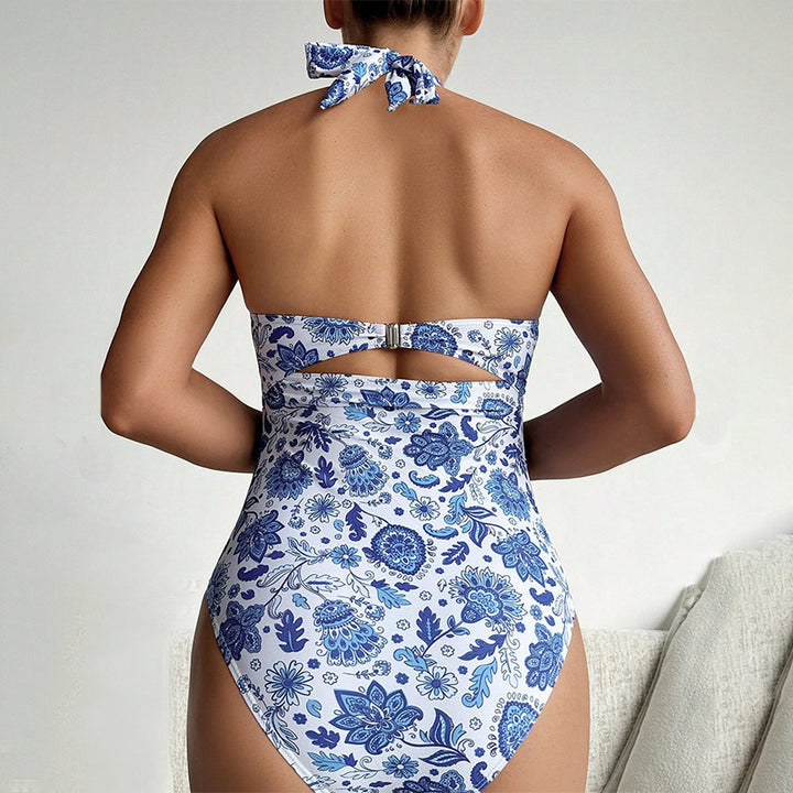 Damern baddräkt med sofistikerade cut-outs och moderiktig halterdesign Mirla-Eva Jonsson