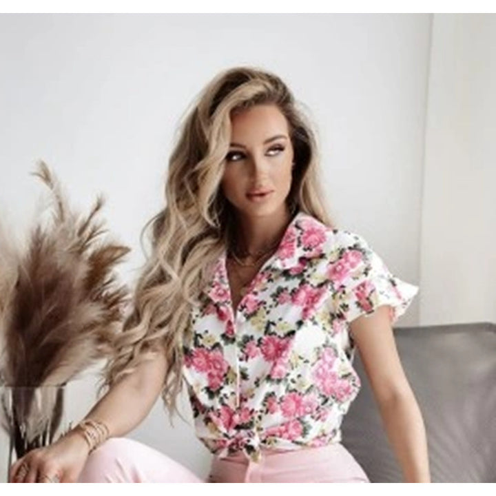 Damern blusartad skjorta med blommönster och volangdetaljer Mirla-Eva Jonsson