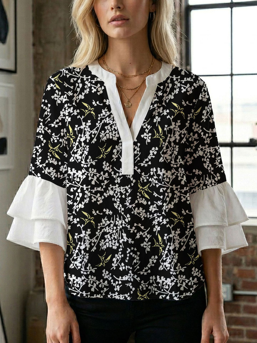 Damern blusenshirt med voluminösa ärmar och kreativt tryckdesign Mirla-Eva Jonsson