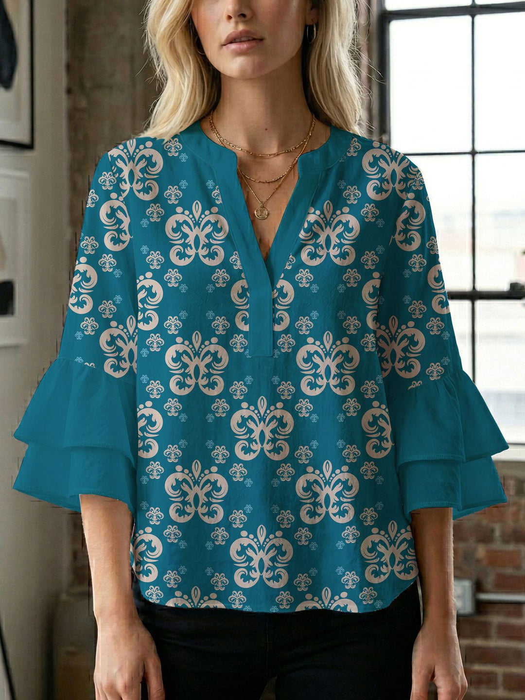Damern blusenshirt med voluminösa ärmar och kreativt tryckdesign Mirla-Eva Jonsson