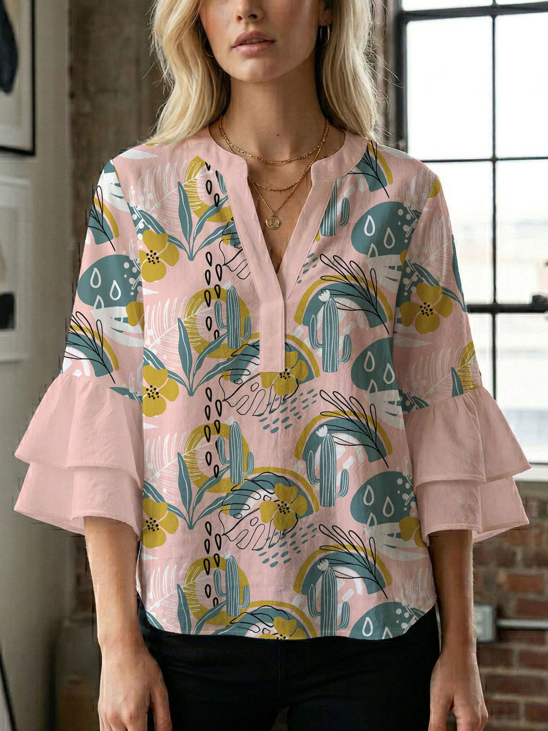 Damern blusenshirt med voluminösa ärmar och kreativt tryckdesign Mirla-Eva Jonsson