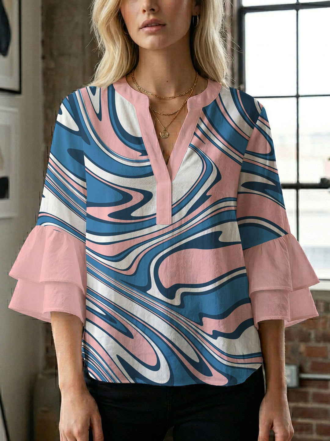 Damern blusenshirt med voluminösa ärmar och kreativt tryckdesign Mirla-Eva Jonsson