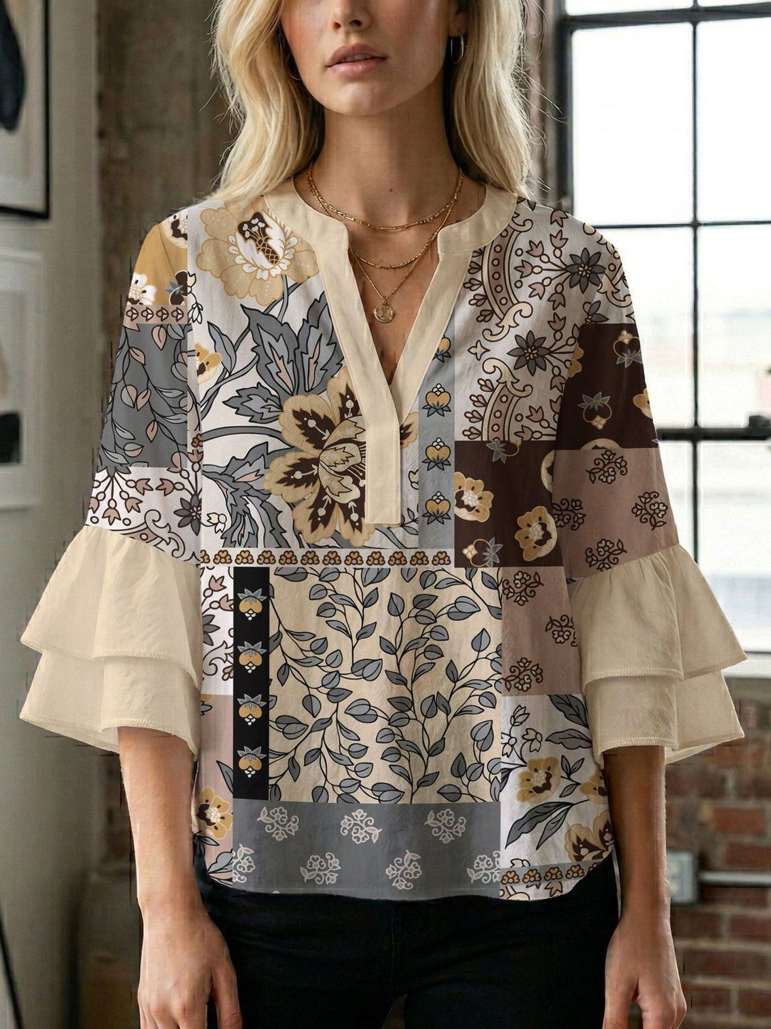 Damern blusenshirt med voluminösa ärmar och kreativt tryckdesign Mirla-Eva Jonsson