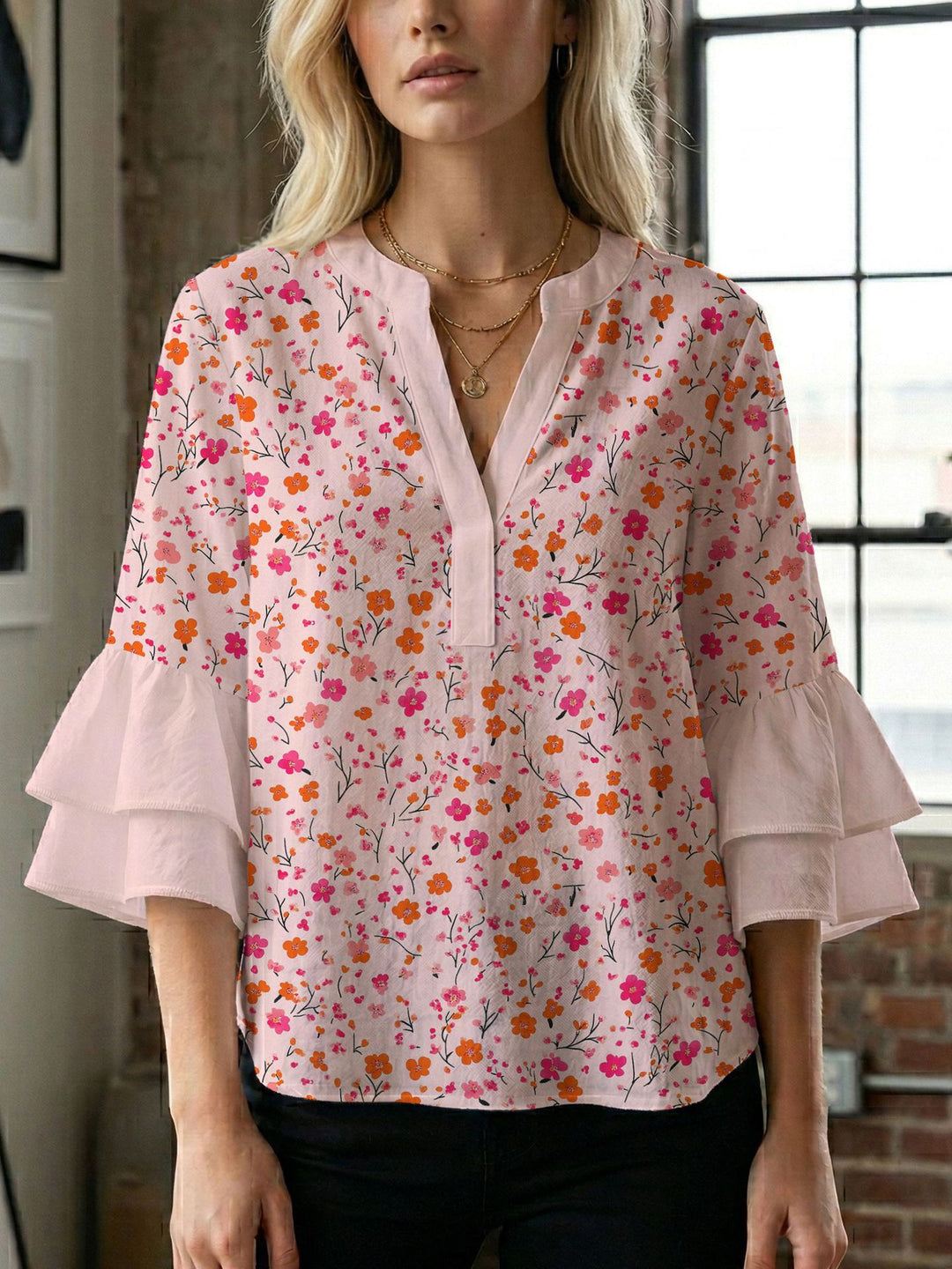 Damern blusenshirt med voluminösa ärmar och kreativt tryckdesign Mirla-Eva Jonsson