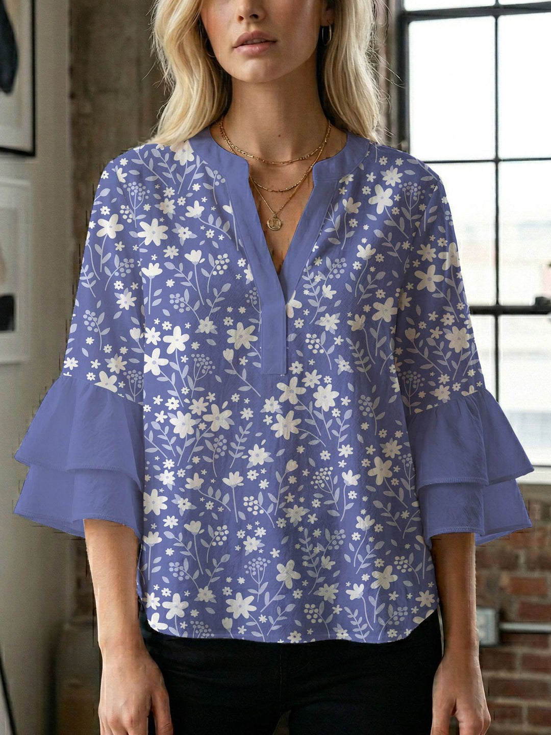 Damern blusenshirt med voluminösa ärmar och kreativt tryckdesign Mirla-Eva Jonsson
