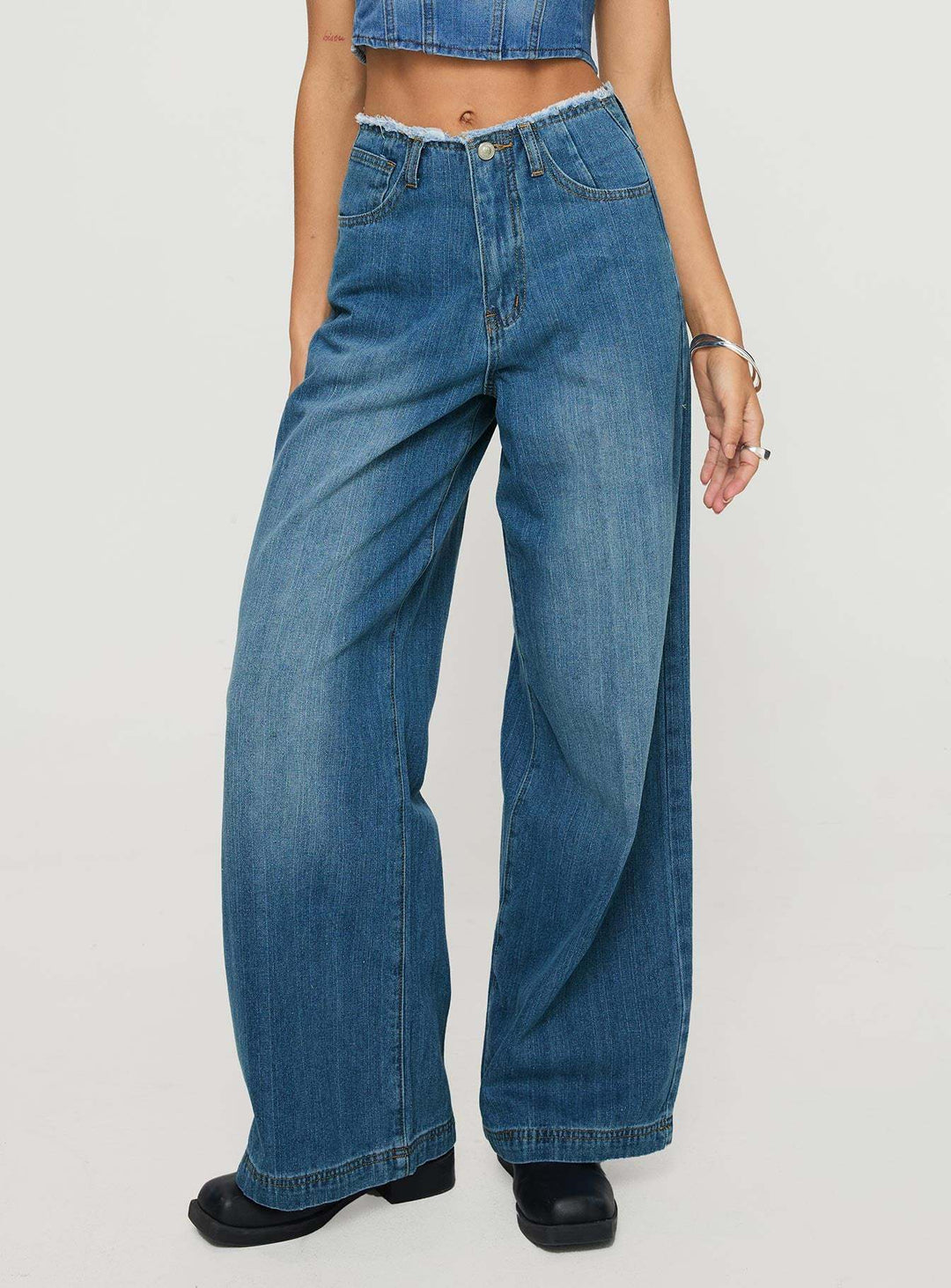 Damern breda denimjeans med hög midja och fransig fåll Mirla-Eva Jonsson