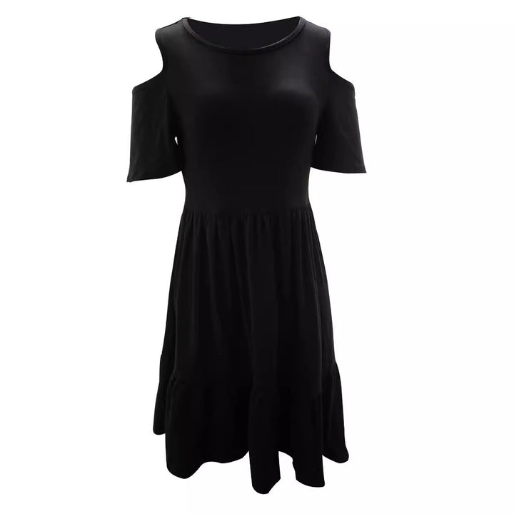 Damern casual klänning med kall axel design och voluminös kjol Mirla-Eva Jonsson