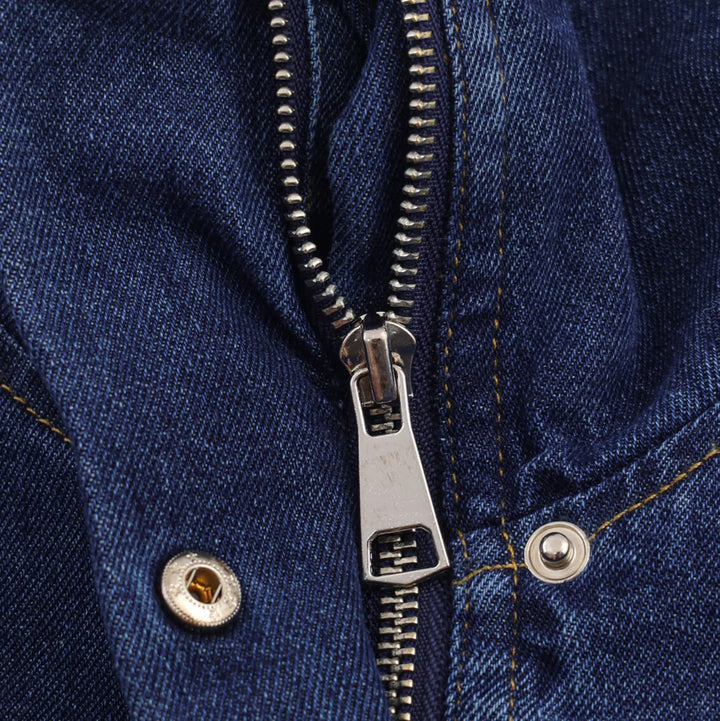 Damern cropped denimjacka med hög uppfälld krage och praktiska fickor Mirla-Eva Jonsson