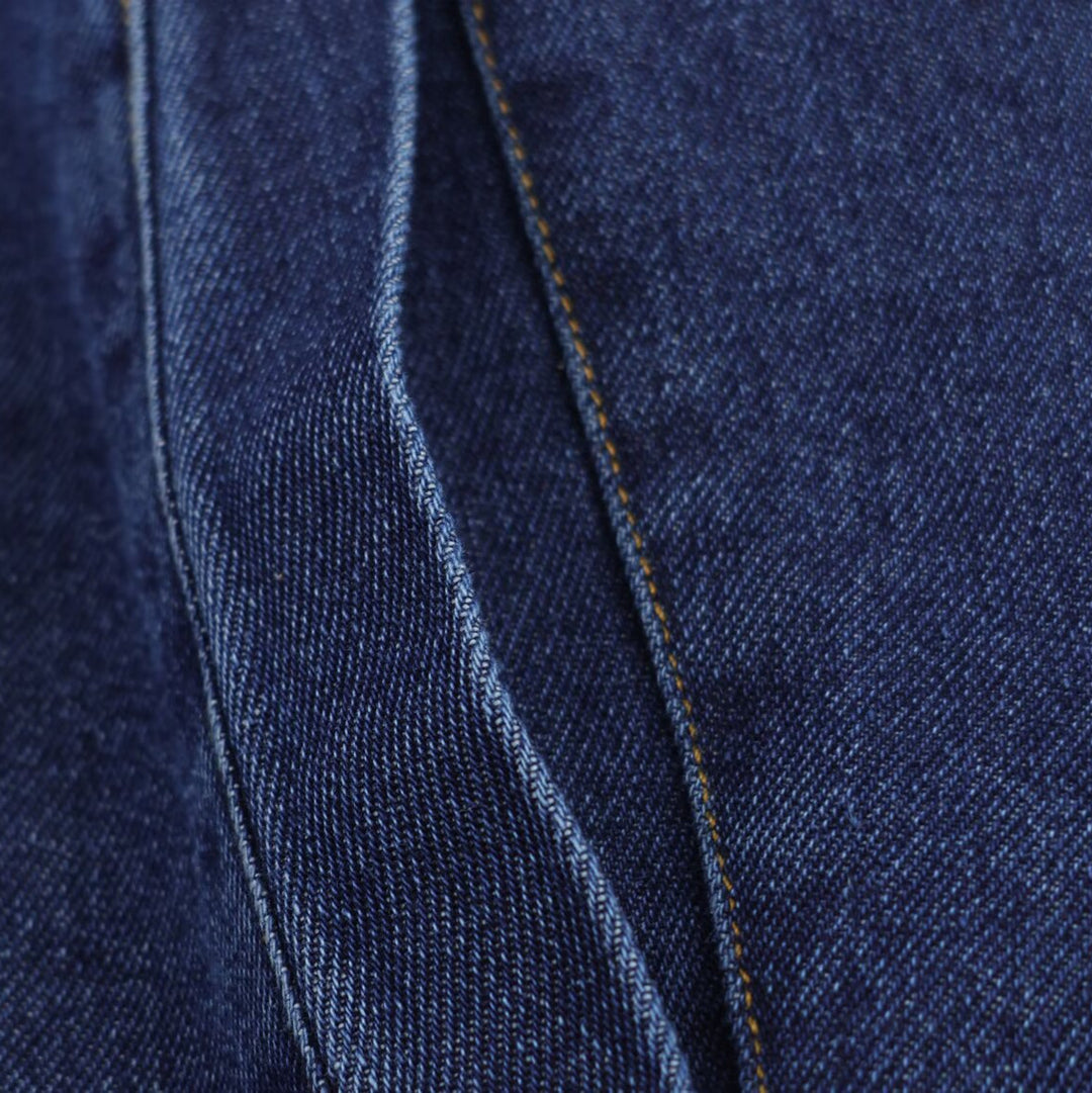 Damern cropped denimjacka med hög uppfälld krage och praktiska fickor Mirla-Eva Jonsson