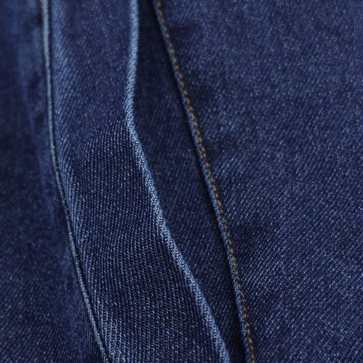 Damern cropped denimjacka med hög uppfälld krage och praktiska fickor Mirla-Eva Jonsson