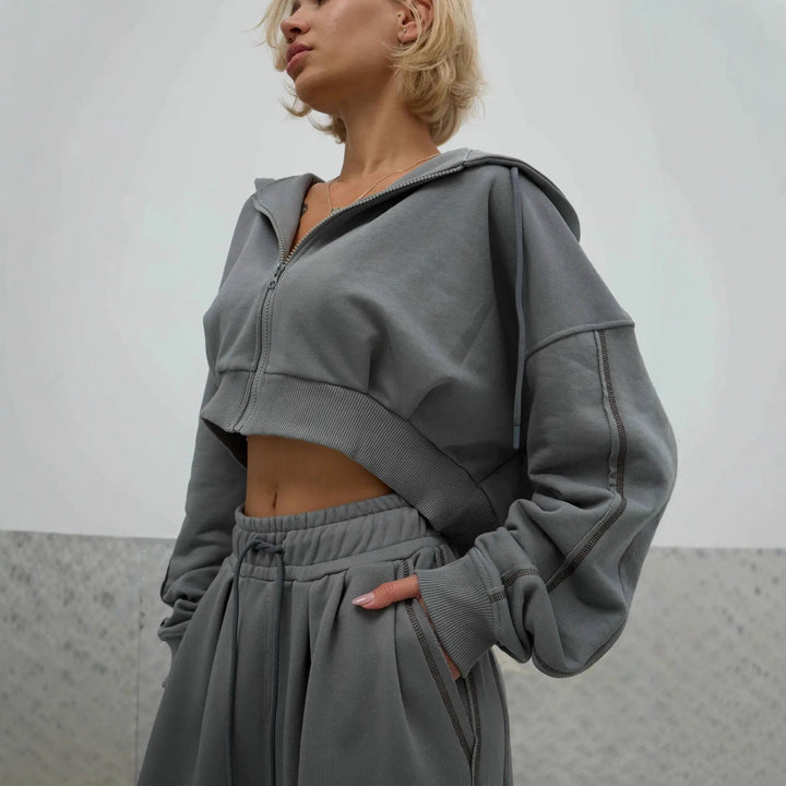 Damern cropped hoodie med elegant sömnadsdesign och bekväm passform Mirla-Eva Jonsson