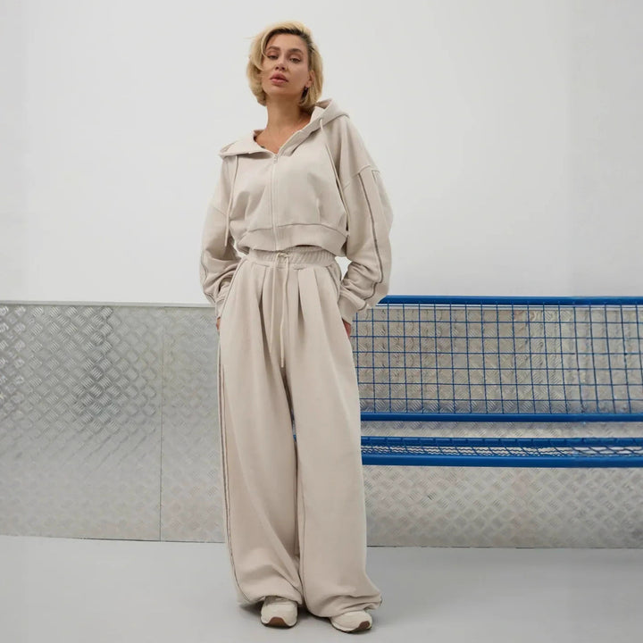Damern cropped hoodie med elegant sömnadsdesign och bekväm passform Mirla-Eva Jonsson