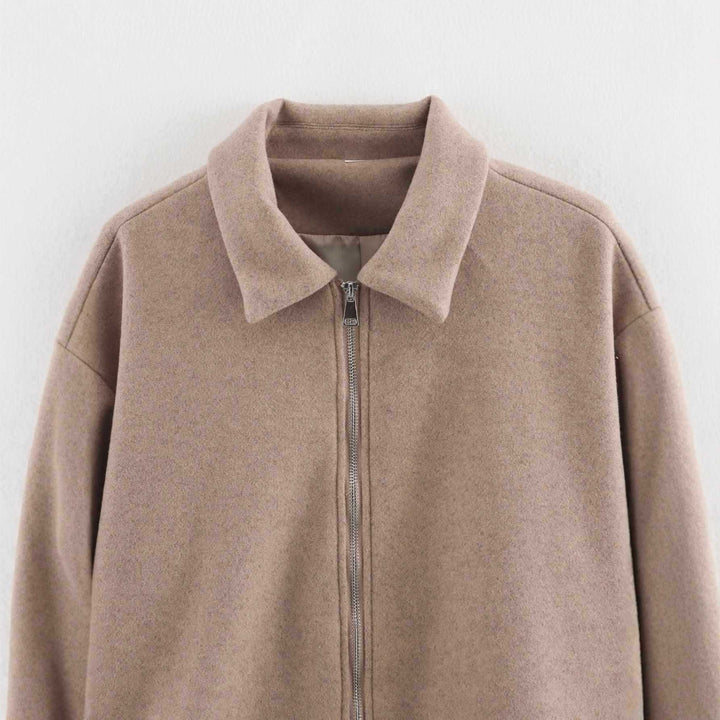 Damern cropped jacka med modern beskärning och dekorativ dragkedja Mirla-Eva Jonsson