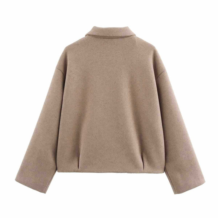 Damern cropped jacka med modern beskärning och dekorativ dragkedja Mirla-Eva Jonsson