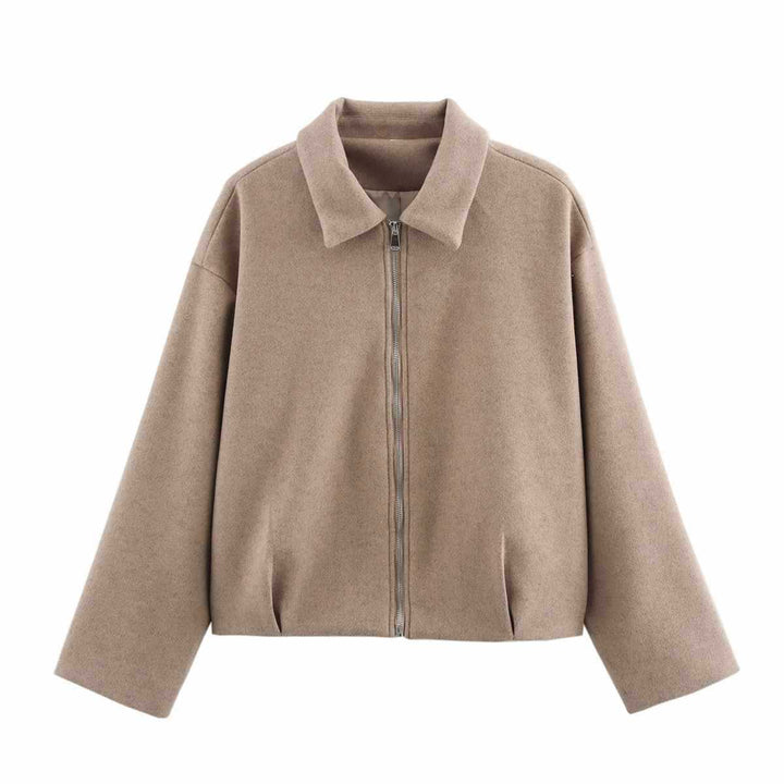 Damern cropped jacka med modern beskärning och dekorativ dragkedja Mirla-Eva Jonsson