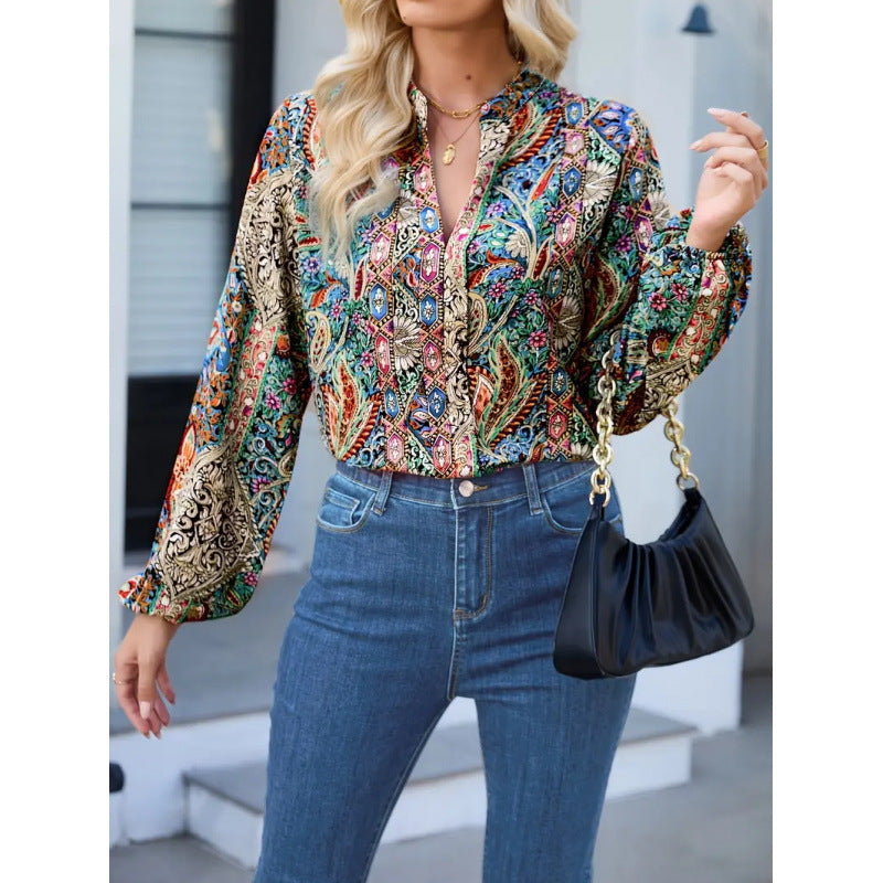 Damern elegant blus med färggt tryck och extravaganta puffärmar Mirla-Eva Jonsson