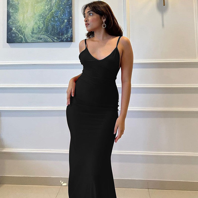 Damern elegant figurnära aftonklänning med spaghettiband och flödande skärning Mirla-Eva Jonsson
