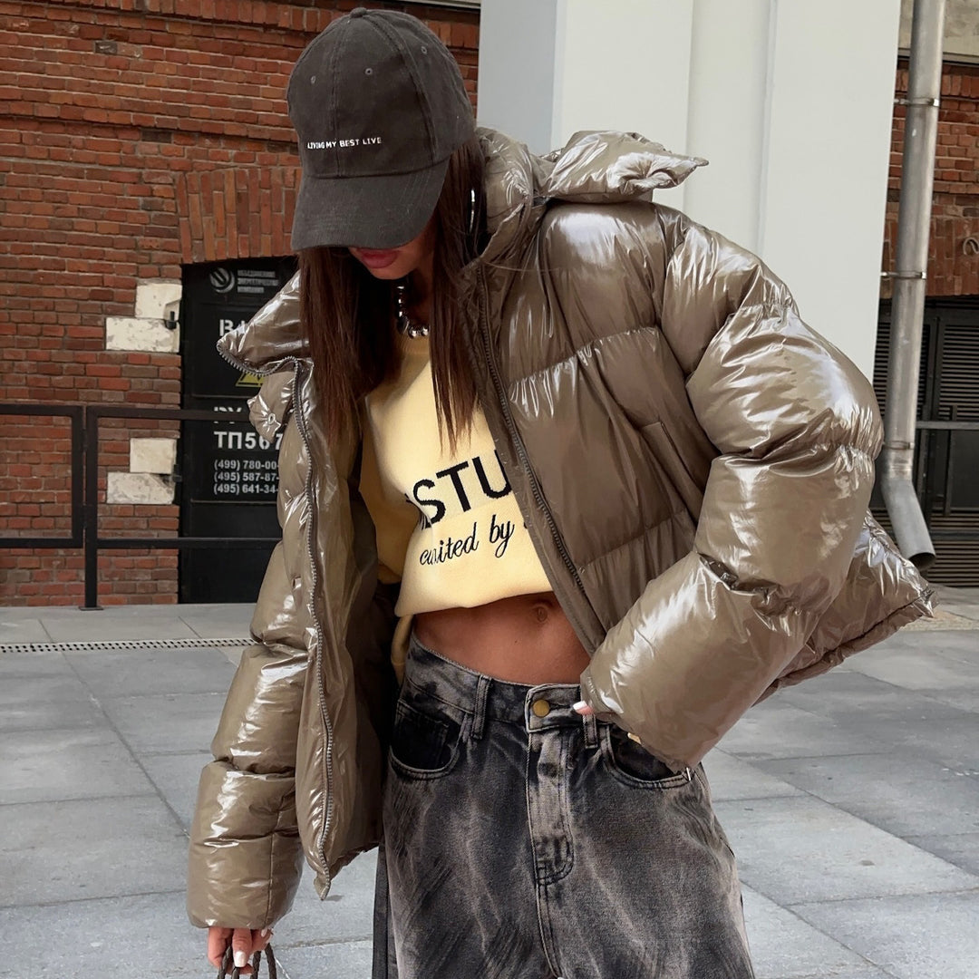 Damern elegant, glänsande dunjacka med avtagbar huva och oversized snitt Mirla-Eva Jonsson