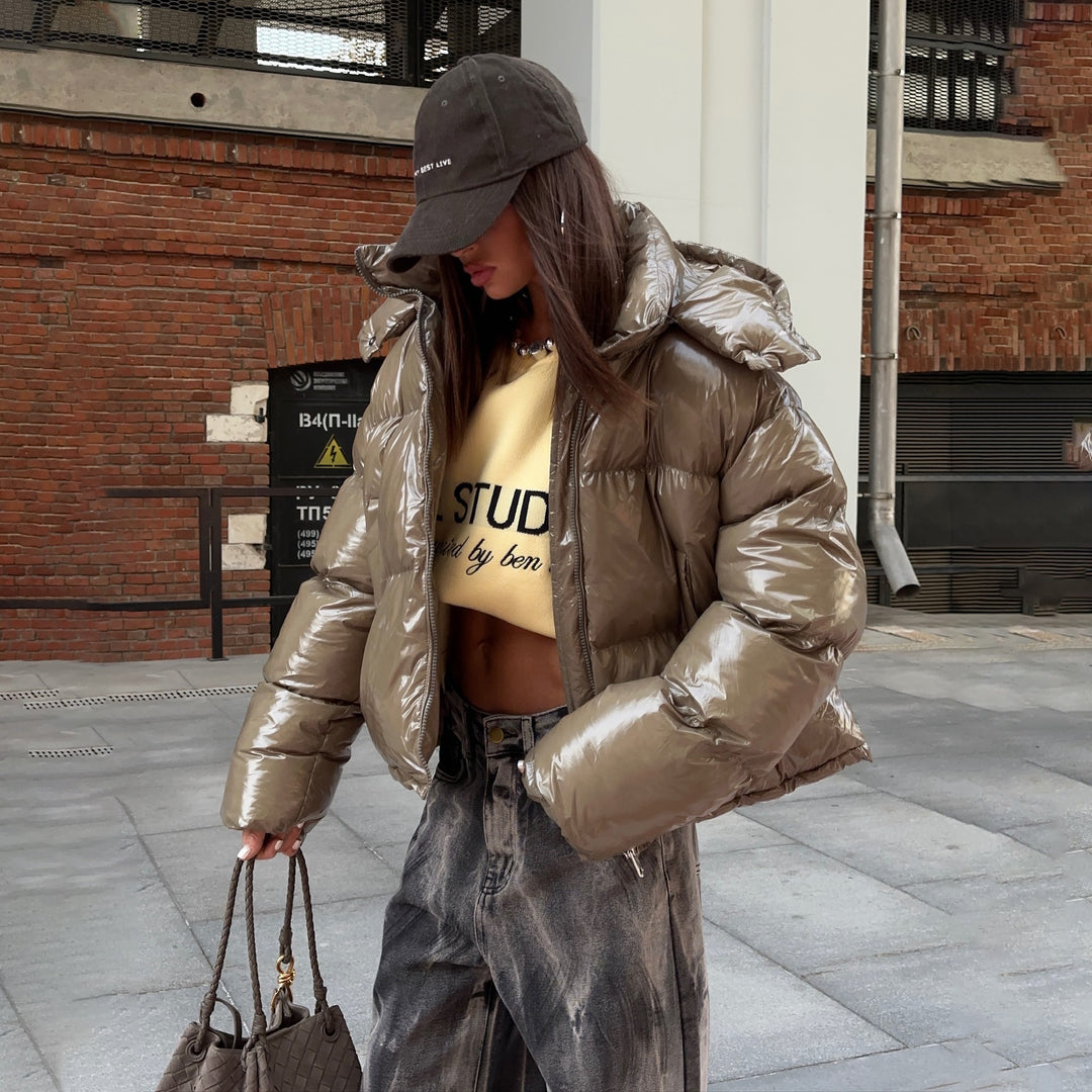 Damern elegant, glänsande dunjacka med avtagbar huva och oversized snitt Mirla-Eva Jonsson