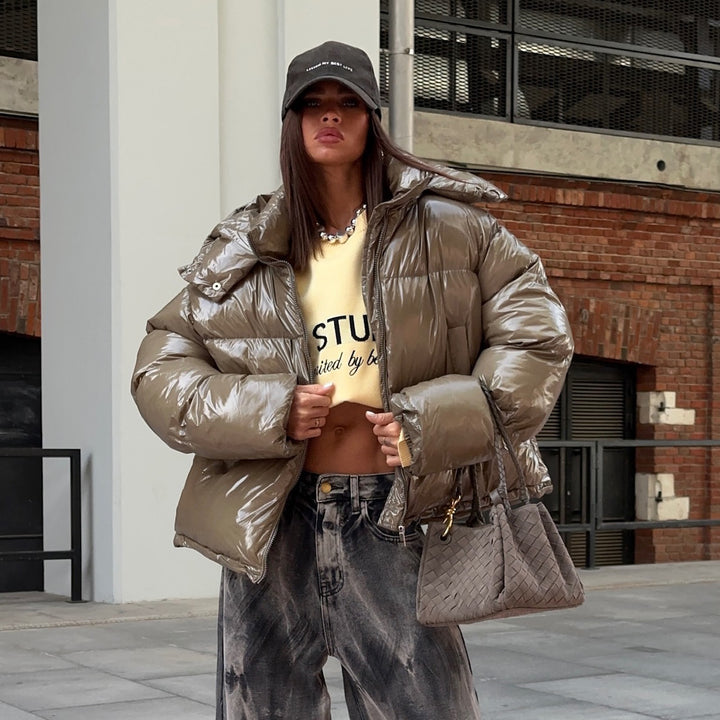 Damern elegant, glänsande dunjacka med avtagbar huva och oversized snitt Mirla-Eva Jonsson