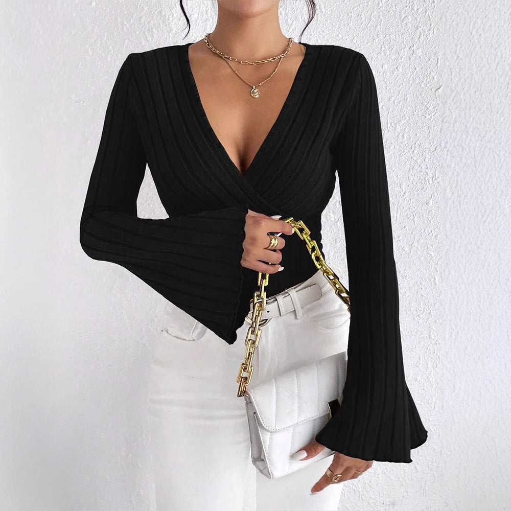 Damern elegant inveckad topp med ribbstickad och vriden design Mirla-Eva Jonsson