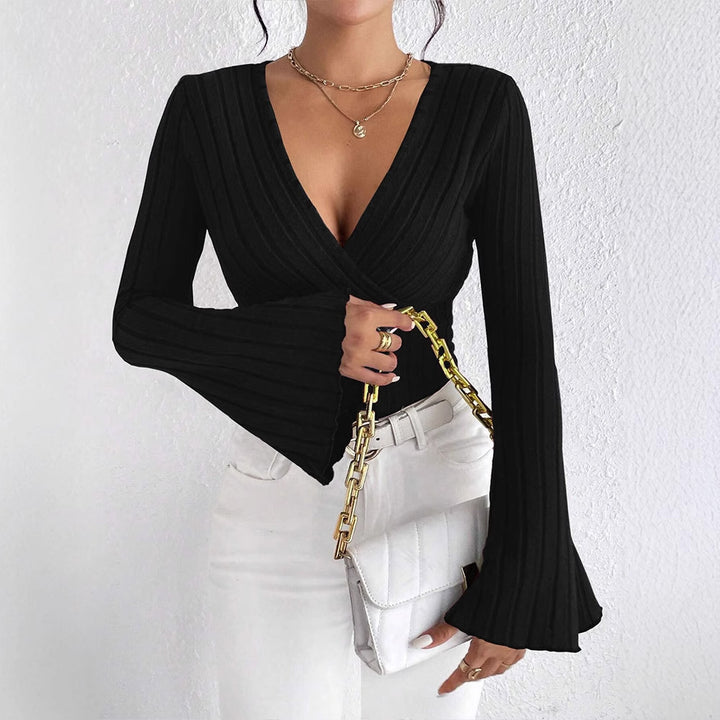 Damern elegant inveckad topp med ribbstickad och vriden design Mirla-Eva Jonsson