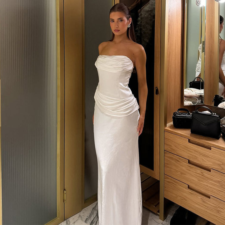 Damern elegant maxiklänning med raffinerad drapering och axelbandslös design Mirla-Eva Jonsson