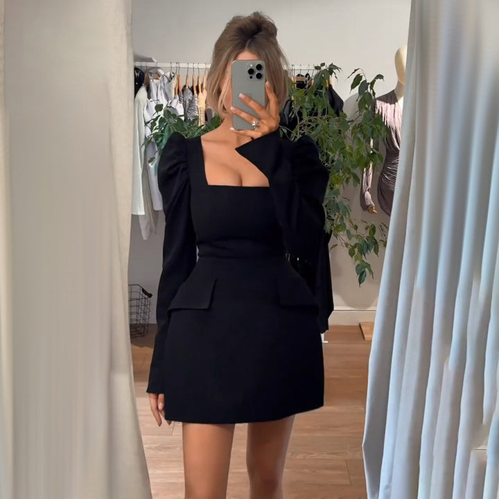 Damern elegant miniklänning med puffärmar och figursydd design Mirla-Eva Jonsson