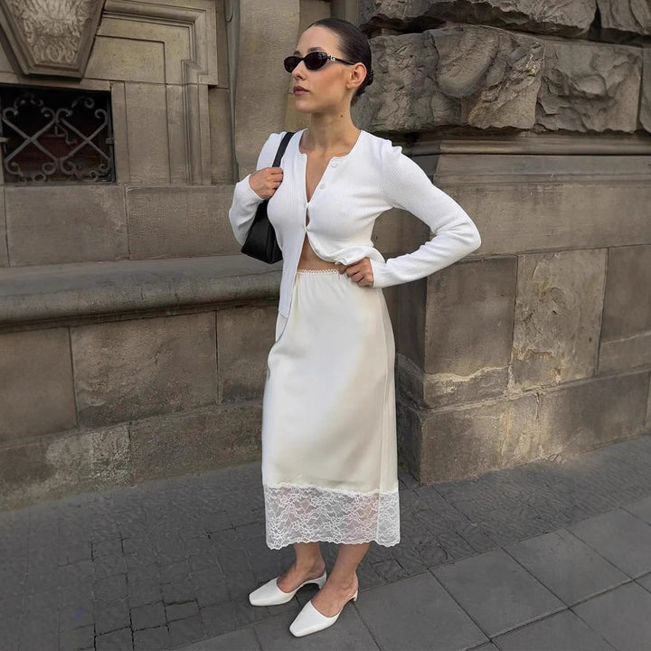 Damern elegant satin kjol med blommiga spetsdetaljer Mirla-Eva Jonsson