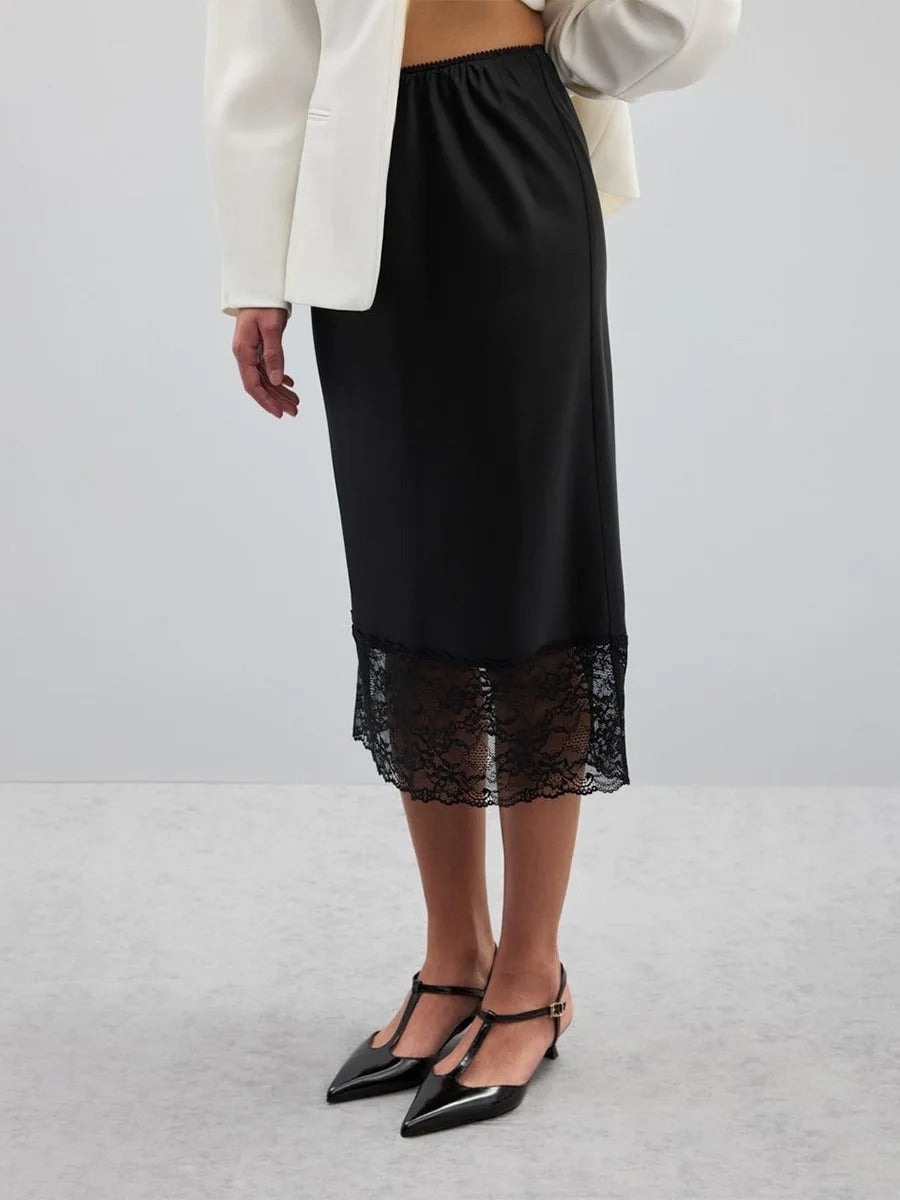 Damern elegant satin kjol med blommiga spetsdetaljer Mirla-Eva Jonsson