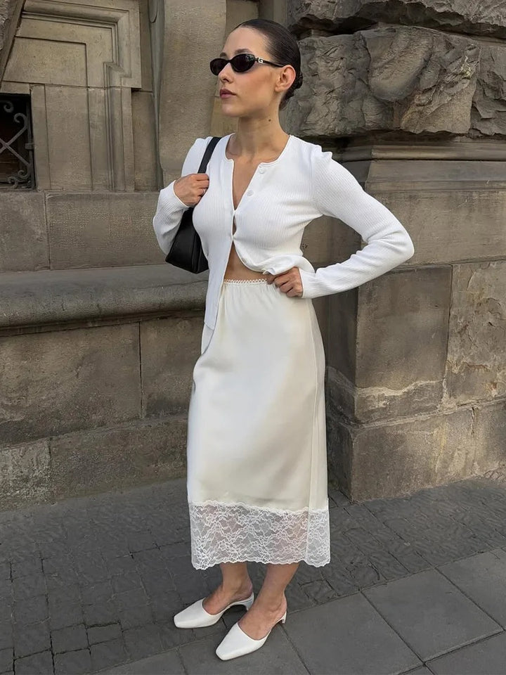 Damern elegant satin kjol med blommiga spetsdetaljer Mirla-Eva Jonsson