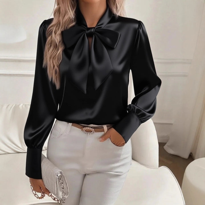 Damern elegant satinblus med slipskrage och puffärmar Mirla-Eva Jonsson