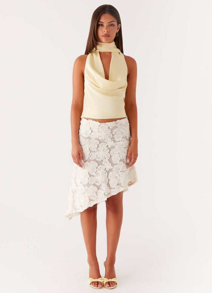 Damern elegant topp med djup V-hals och asymmetrisk kjoldesign Mirla-Eva Jonsson